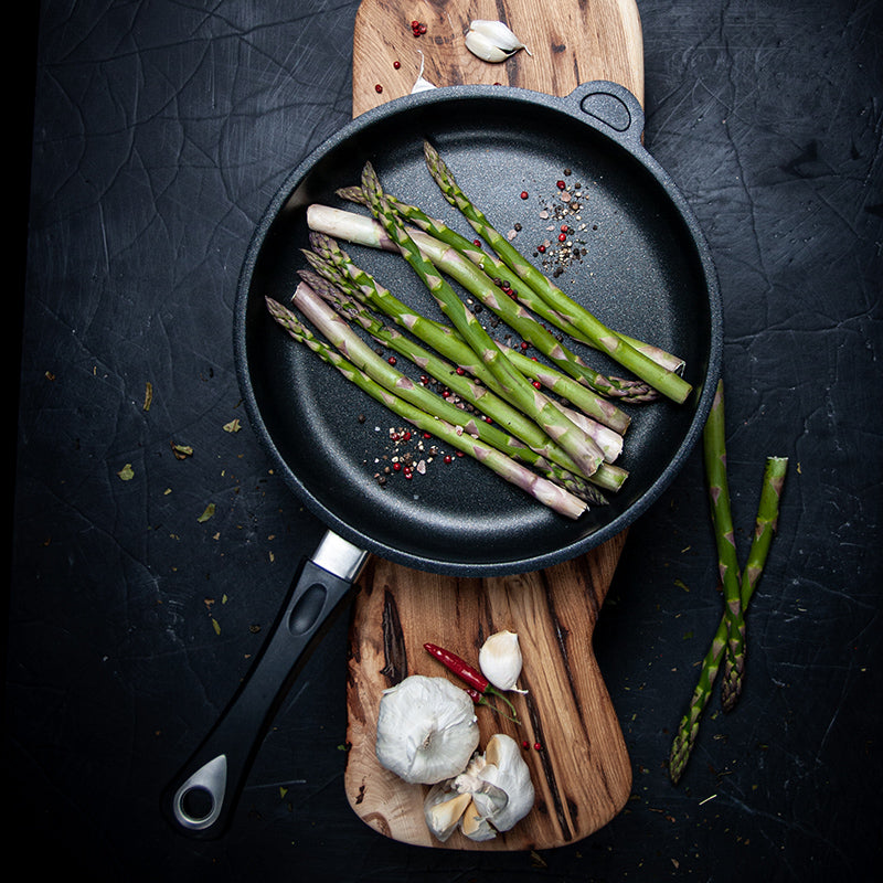 Black frying pan with short handle, 20 cm, with asparagus inside