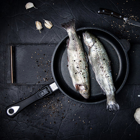 28 cm nonstick tossing pan with two fish inside, black interior and side handles