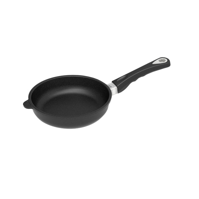 Black nonstick frying pan with short handle, 20 cm, shallow sides