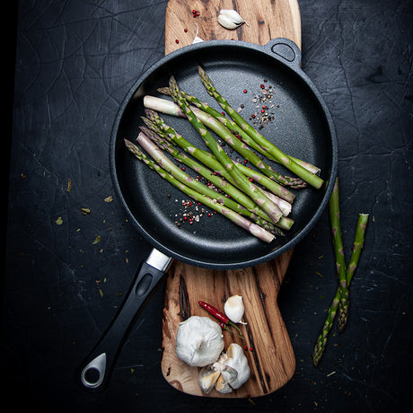 Black frying pan with short handle, 20 cm, with asparagus inside