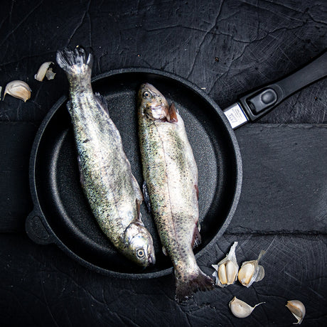 Black frying pan with short handle, 20 cm, with whole fish inside