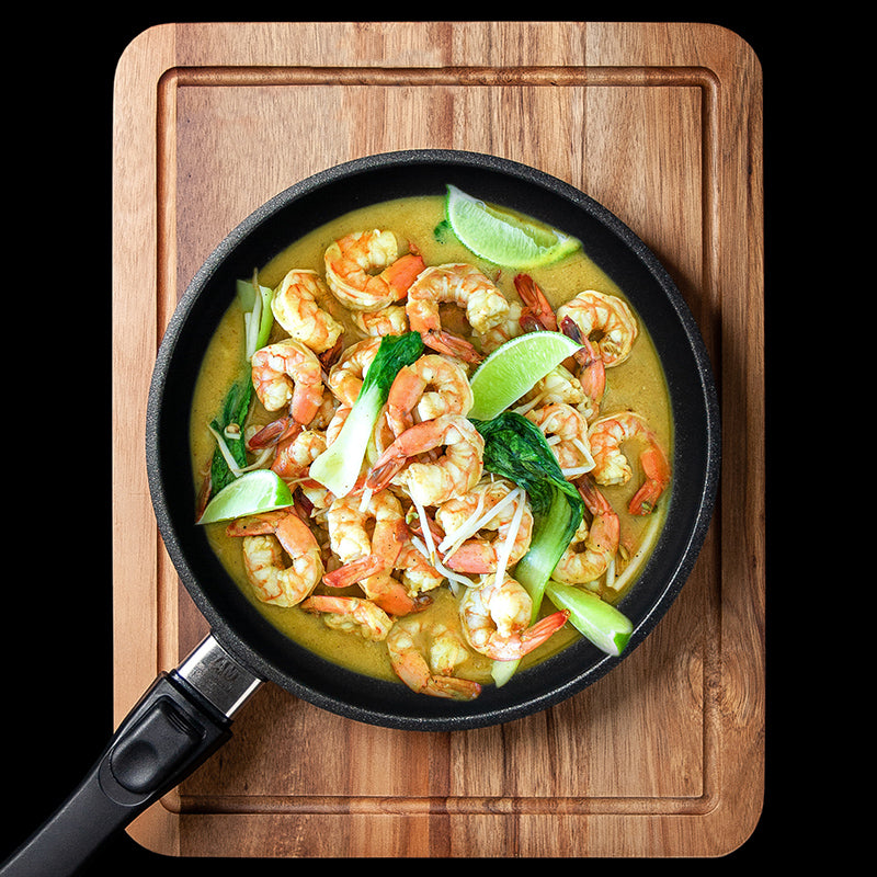 Black frying pan with short handle, 20 cm, with shrimp and lime inside