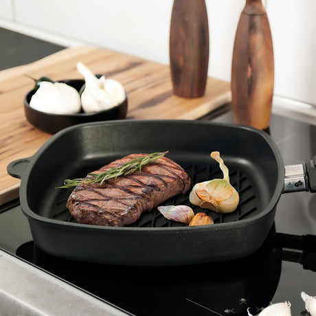Square black grill pan with side handles and diamond-grill surface